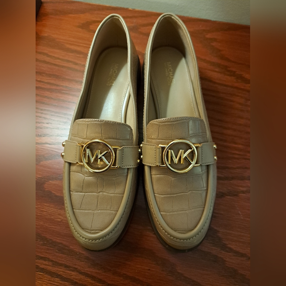 NWT  MICHAEL Michael Kors Tan Loafers with Gold Accent size 8